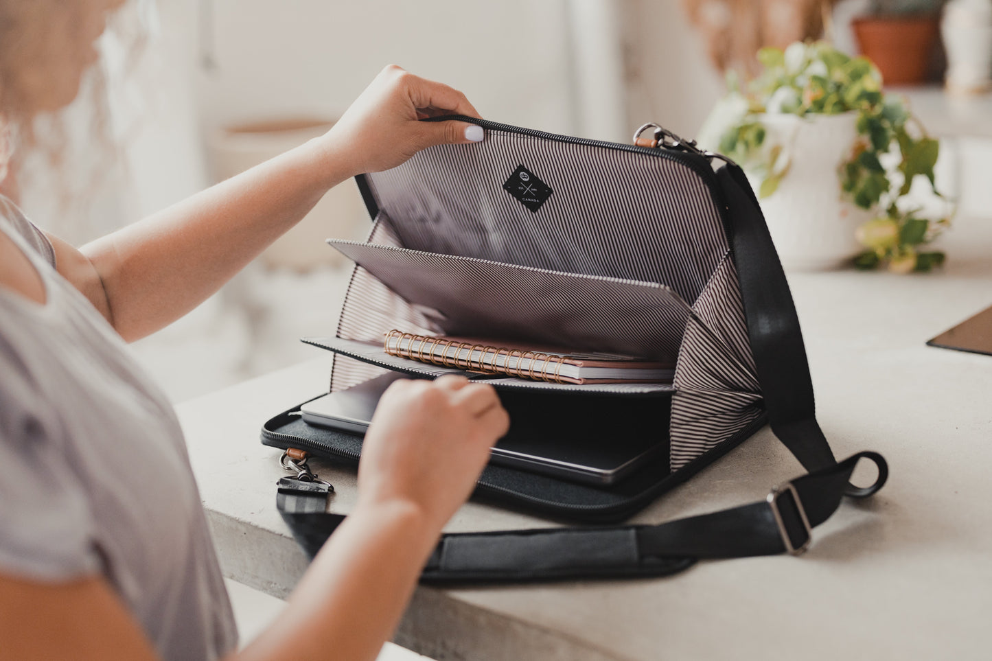 PKG WELLINGTON ACCORDION MESSENGER BAG